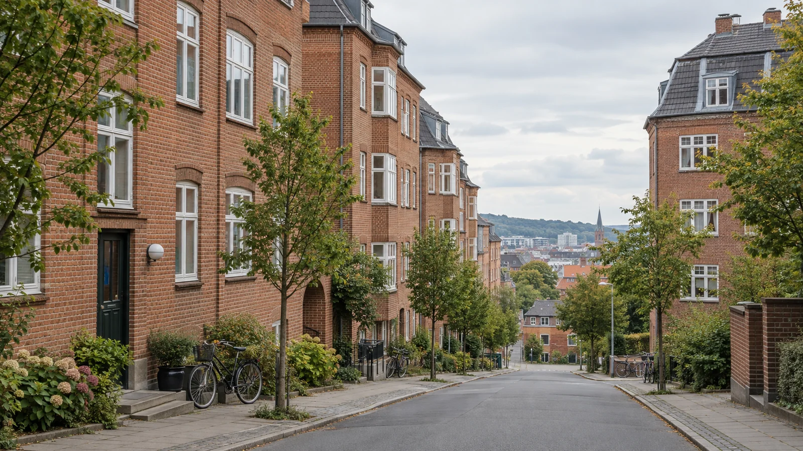 Genereret bymotiv med røde murstensejendomme langs en skrånende gade inspireret af Aarhus.